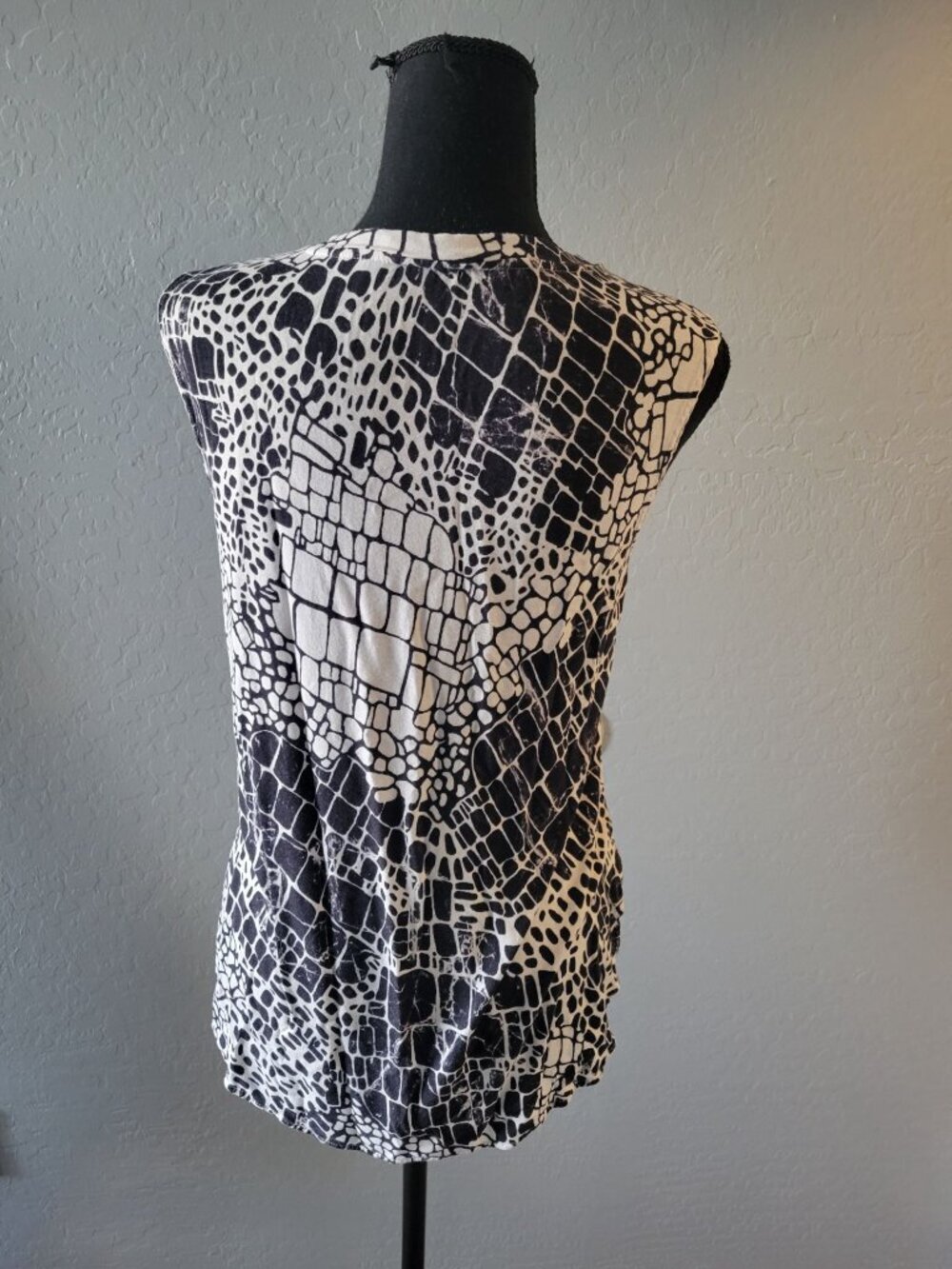 Vince Sleeveless Black& White Geometric Pattern  Size S Lightweight Casual - Picture 5 of 8